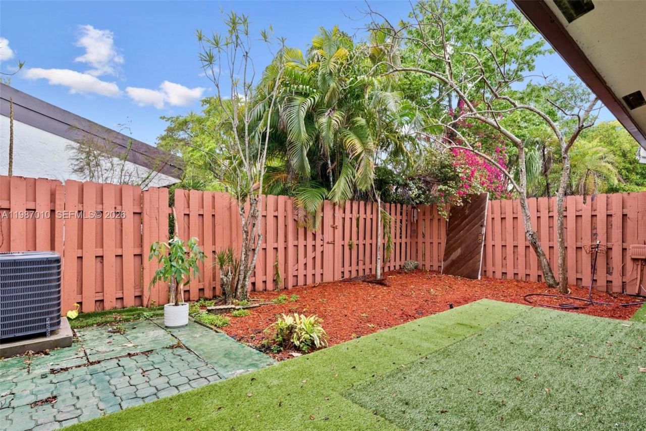 518 NE 199th Ln, Unit 3R, Miami, FL 33179 Photo