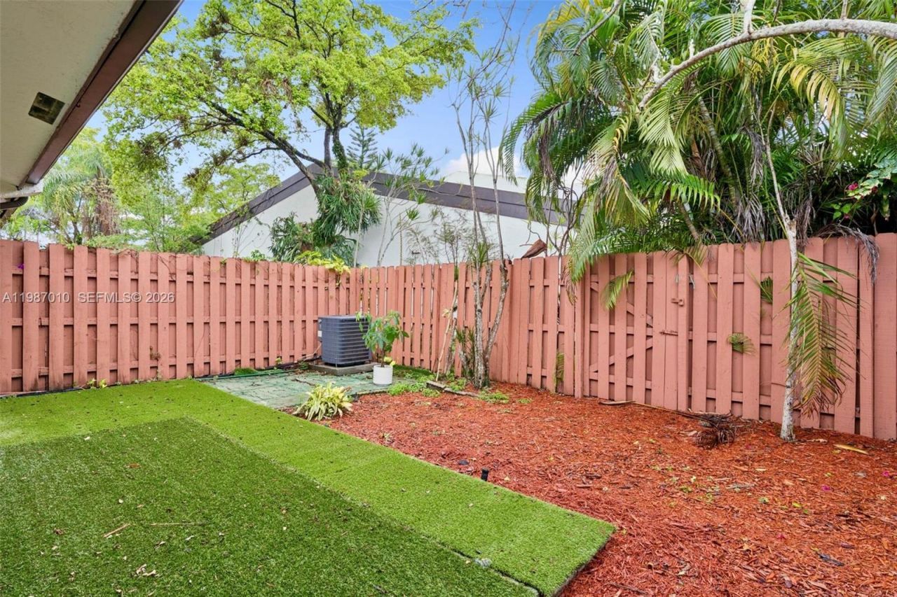 518 NE 199th Ln, Unit 3R, Miami, FL 33179 Photo