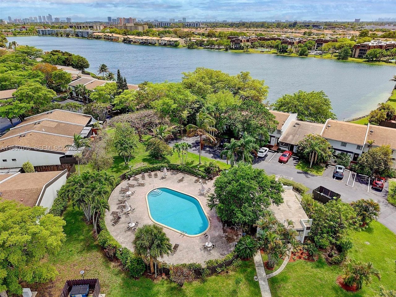 518 NE 199th Ln, Unit 3R, Miami, FL 33179 Photo