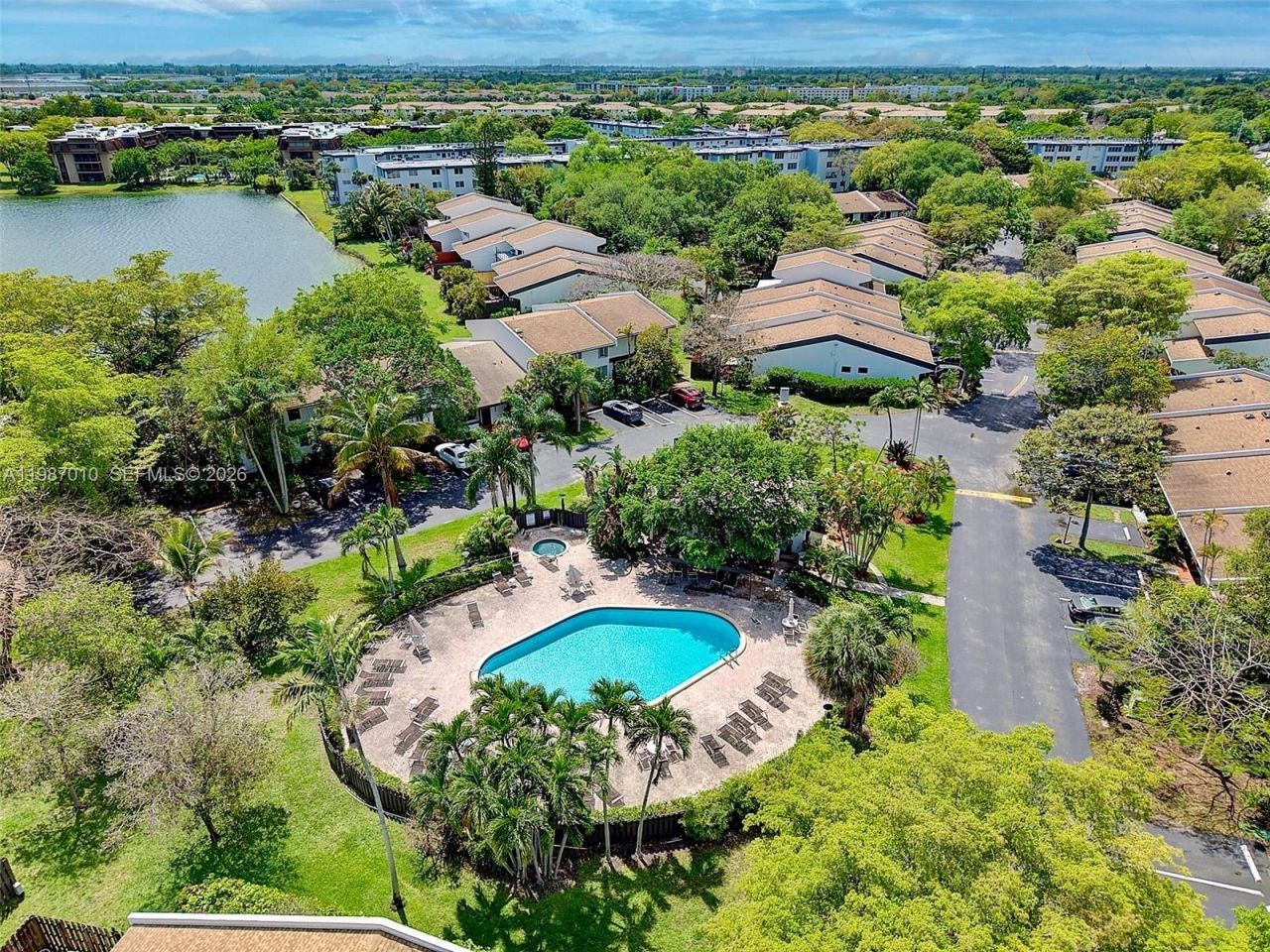 518 NE 199th Ln, Unit 3R, Miami, FL 33179 Photo