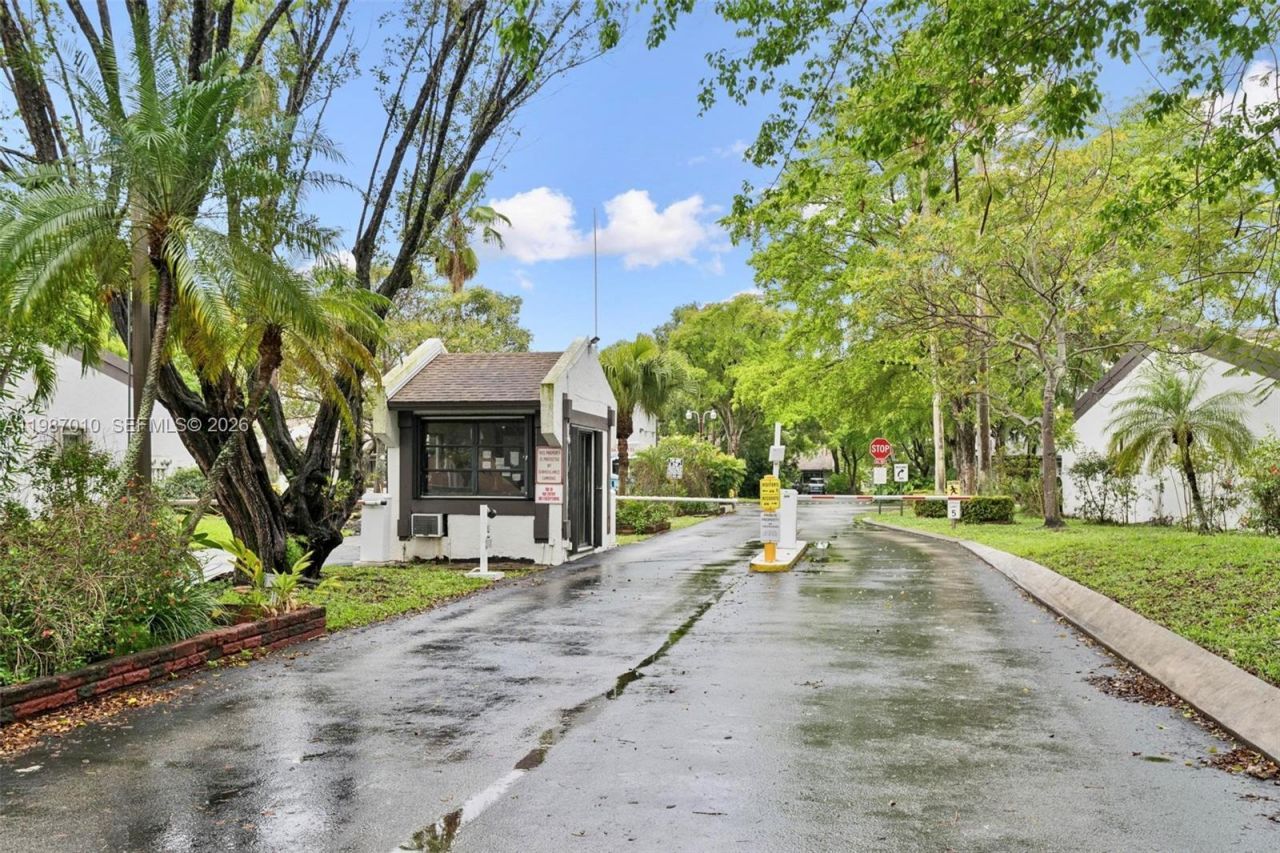 518 NE 199th Ln, Unit 3R, Miami, FL 33179 Photo