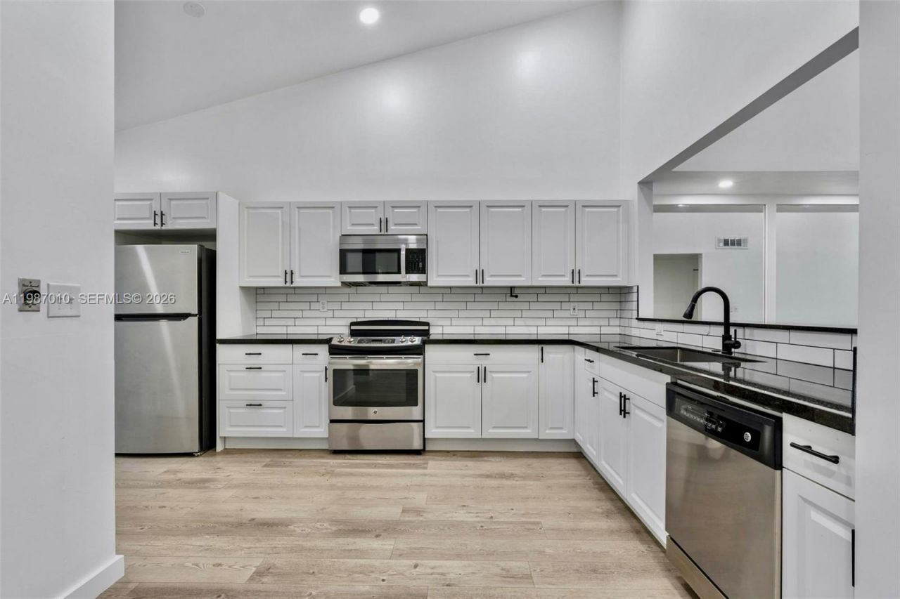 518 NE 199th Ln, Unit 3R, Miami, FL 33179 Photo