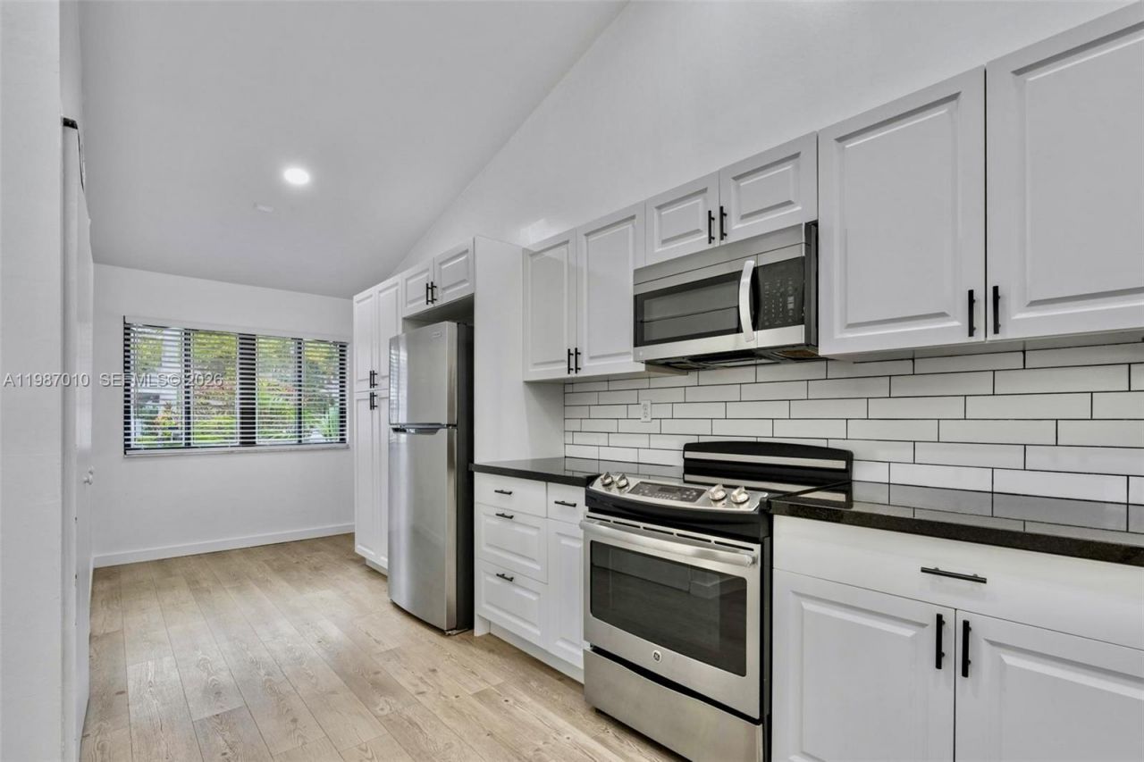 518 NE 199th Ln, Unit 3R, Miami, FL 33179 Photo