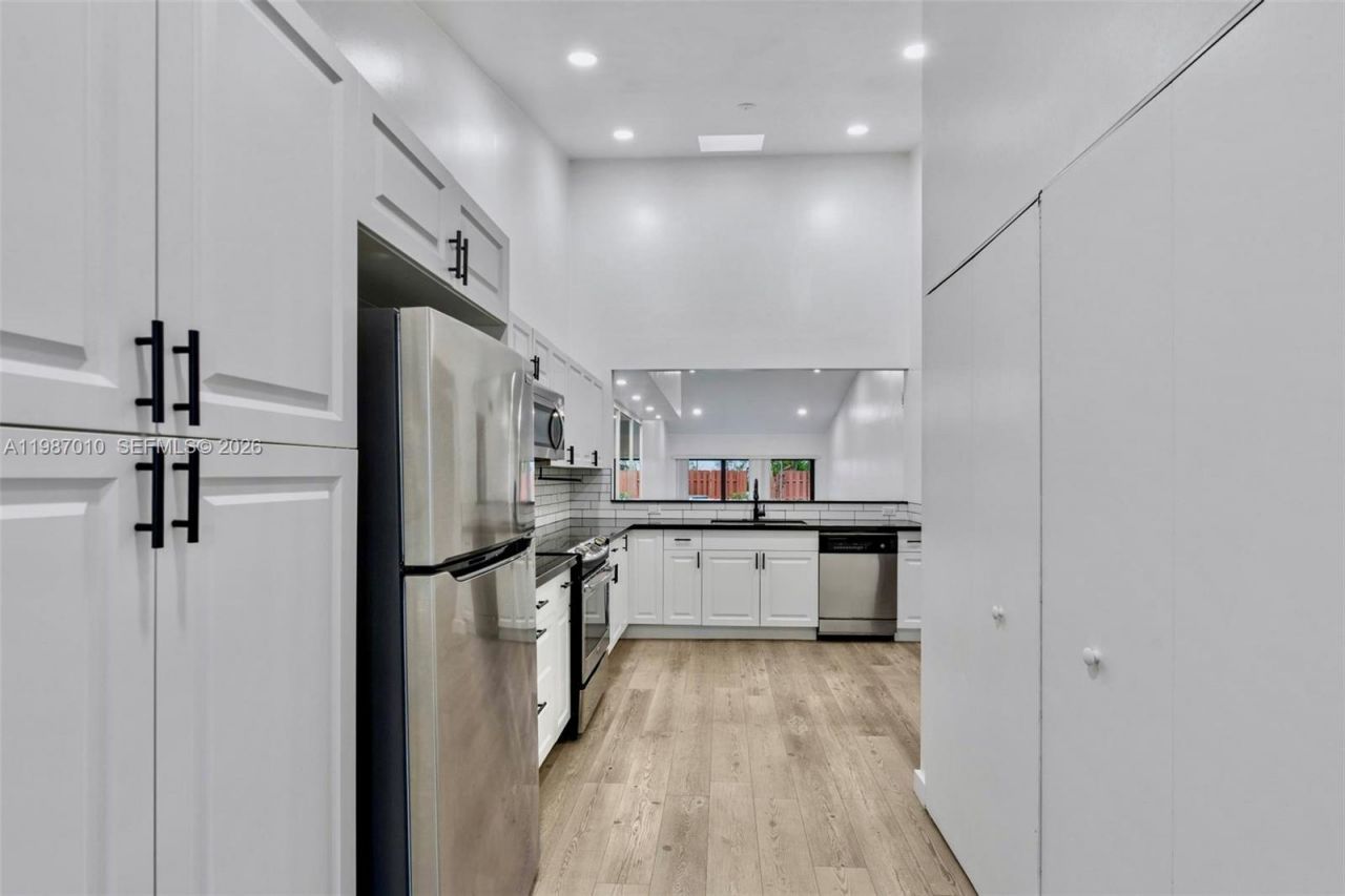 518 NE 199th Ln, Unit 3R, Miami, FL 33179 Photo