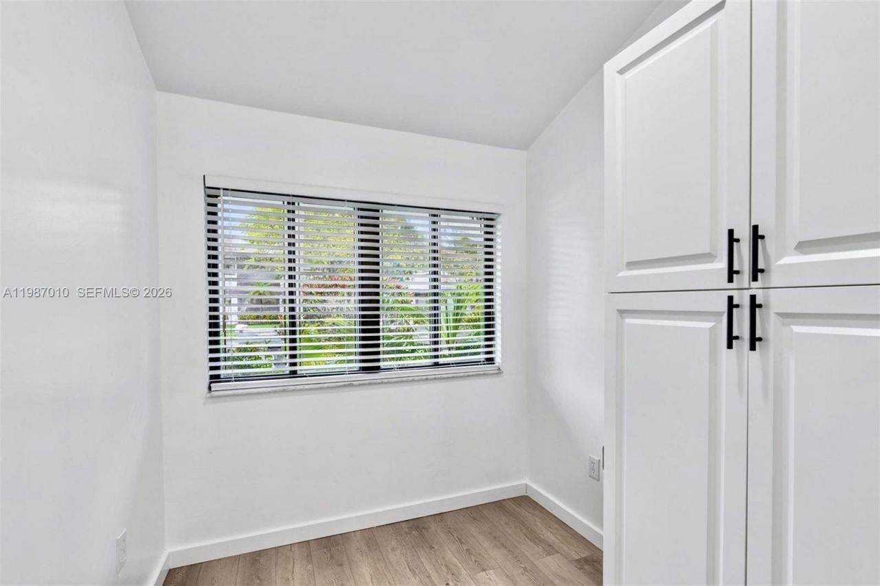 518 NE 199th Ln, Unit 3R, Miami, FL 33179 Photo