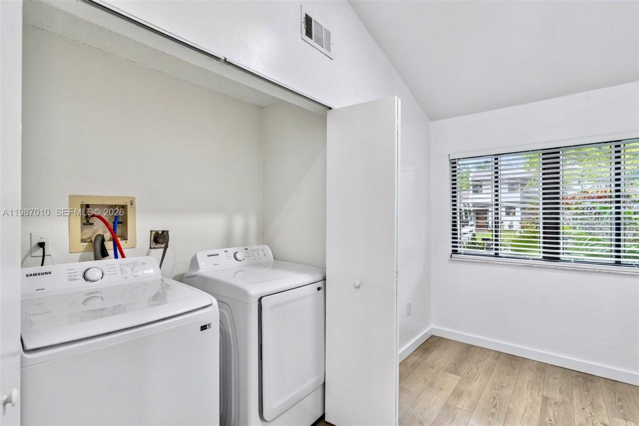 518 NE 199th Ln, Unit 3R, Miami, FL 33179 Photo