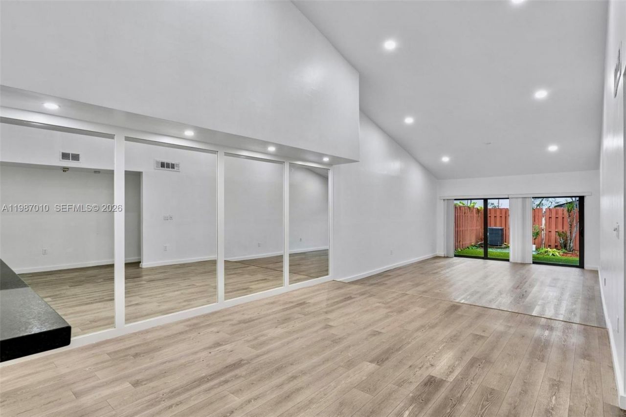 518 NE 199th Ln, Unit 3R, Miami, FL 33179 Photo