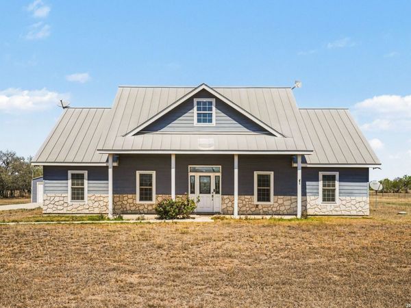 1005 County Road 678, Natalia, TX 78059