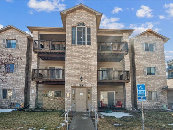 3036 Center Point Rd, Unit 203, Cedar Rapids, IA 52402