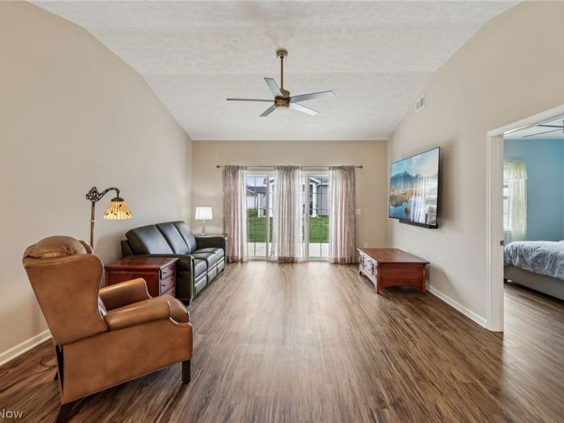 271 Silver Spring Circle, Elyria, OH 44035 Photo 3