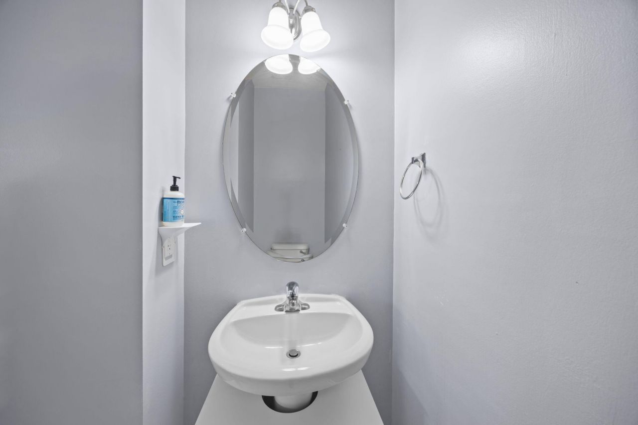 8950 Planters Row Lane Photo 14