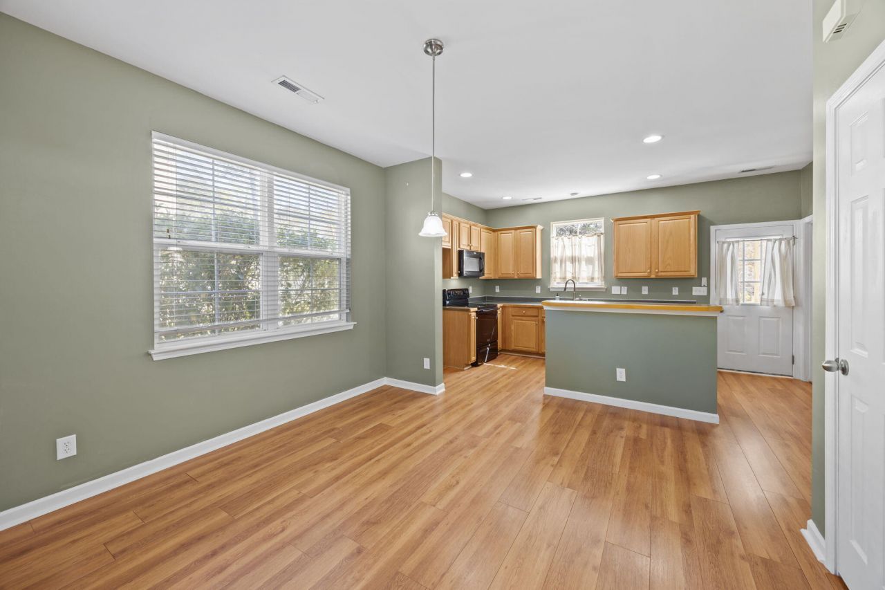 8950 Planters Row Lane Photo 7