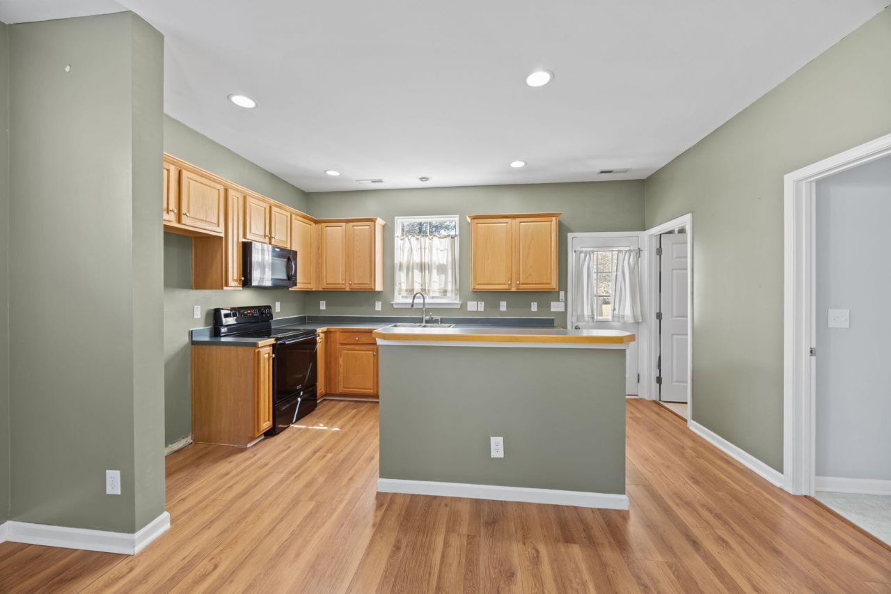 8950 Planters Row Lane Photo 8