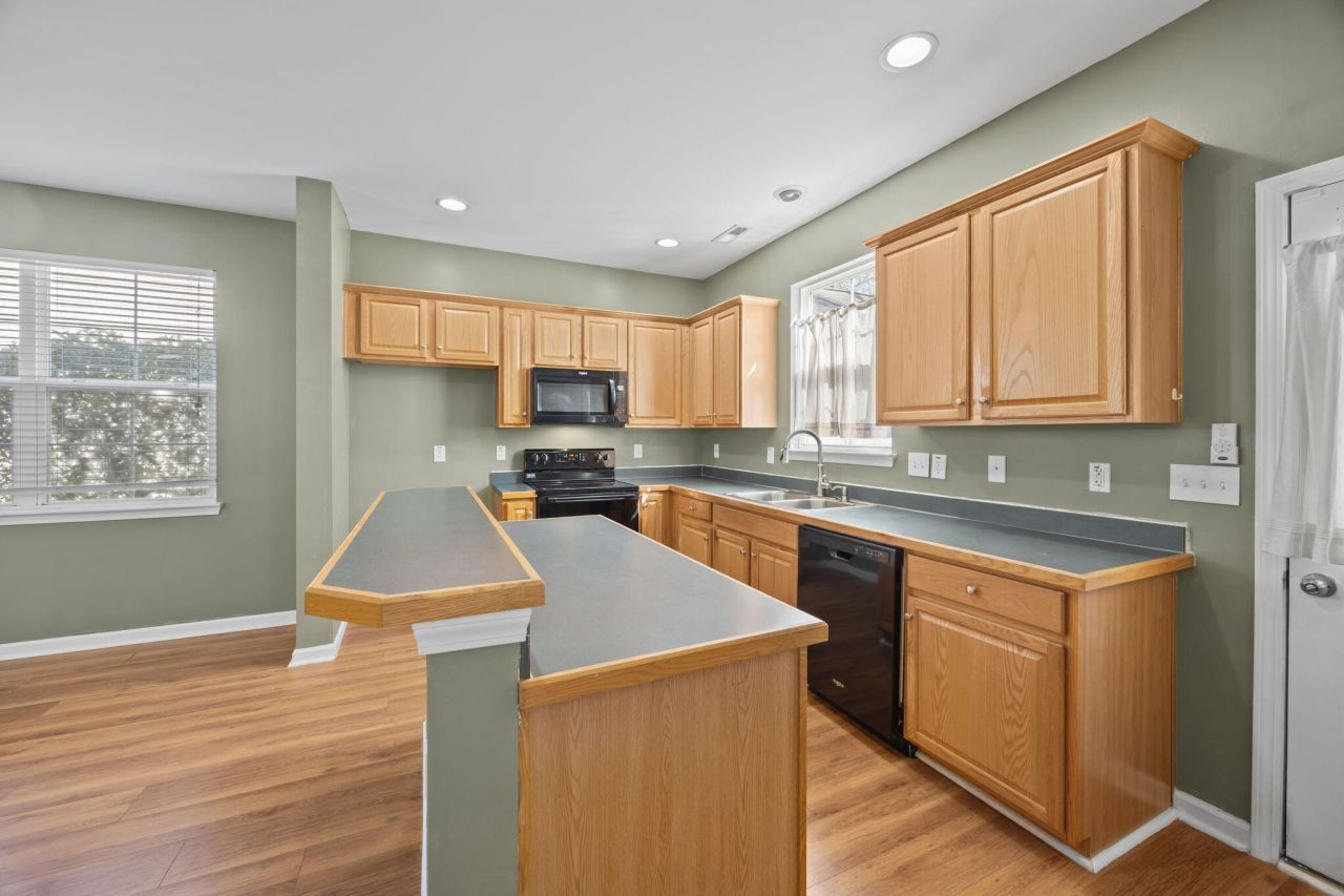 8950 Planters Row Lane Photo 9