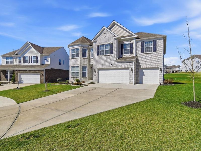 8156 Moonstone Drive, West Chester, OH 45241 Photo 2