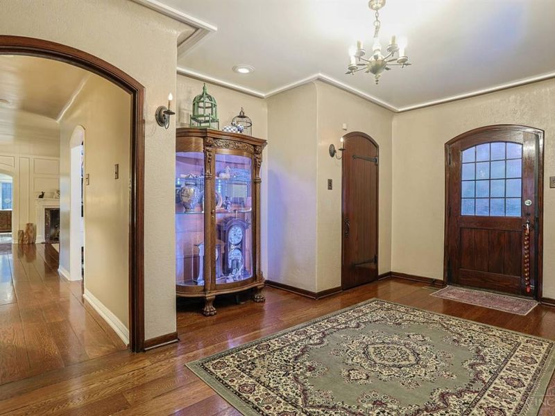 206 Hilltop Lane, Wyoming, OH 45215 Photo 6