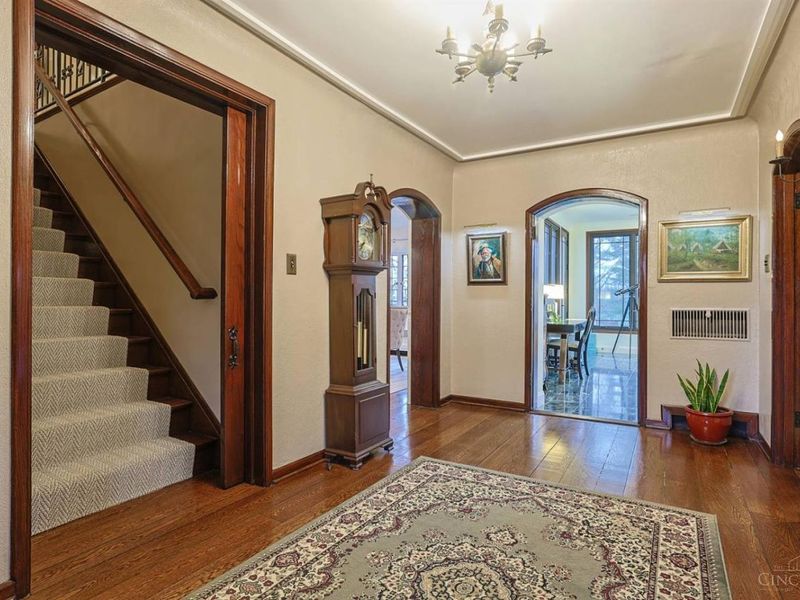 206 Hilltop Lane, Wyoming, OH 45215 Photo 7