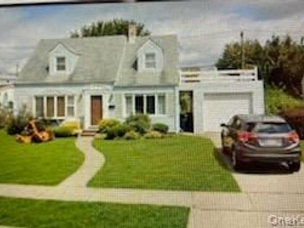 53 Bluespruce Road , Levittown, NY 11756