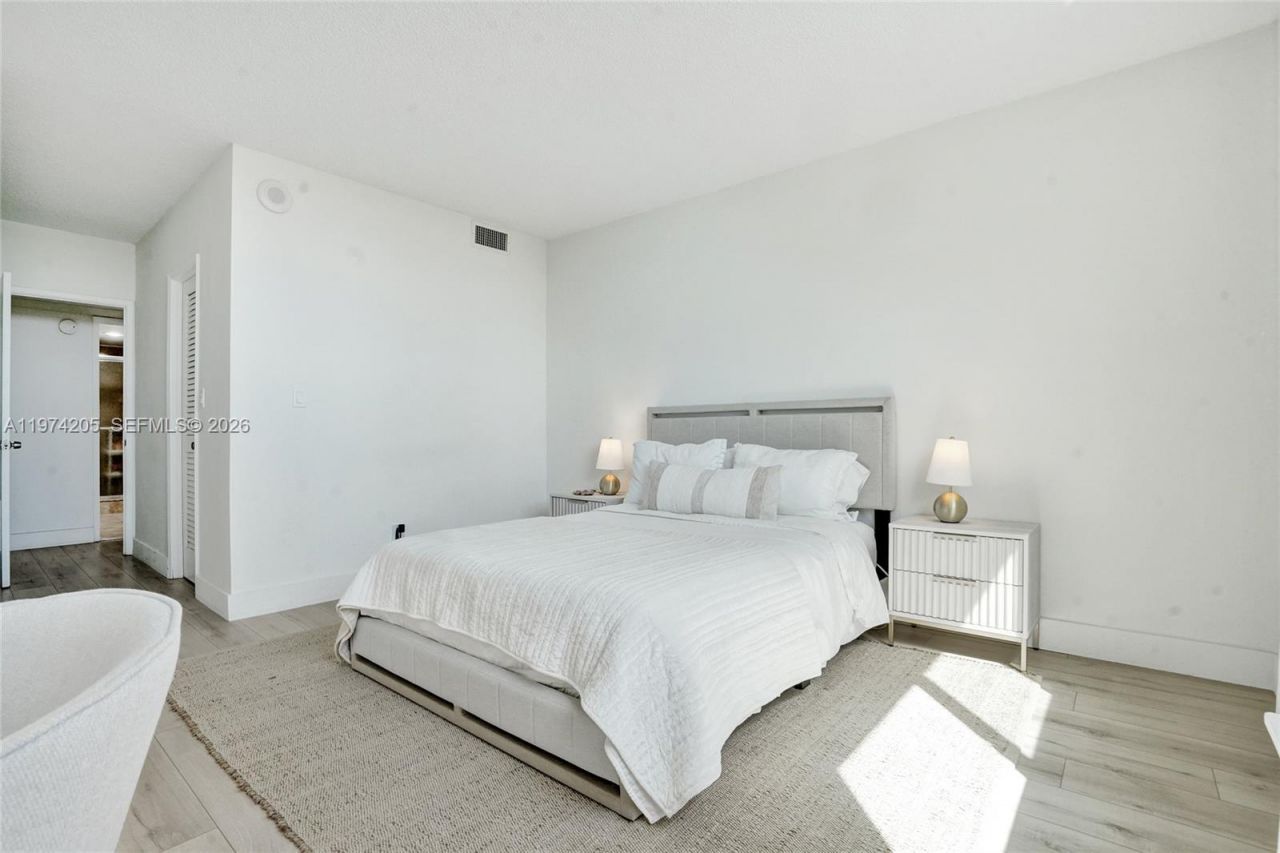 19380 Collins Ave , Unit 718, Sunny Isles Beach, FL 33160 Photo