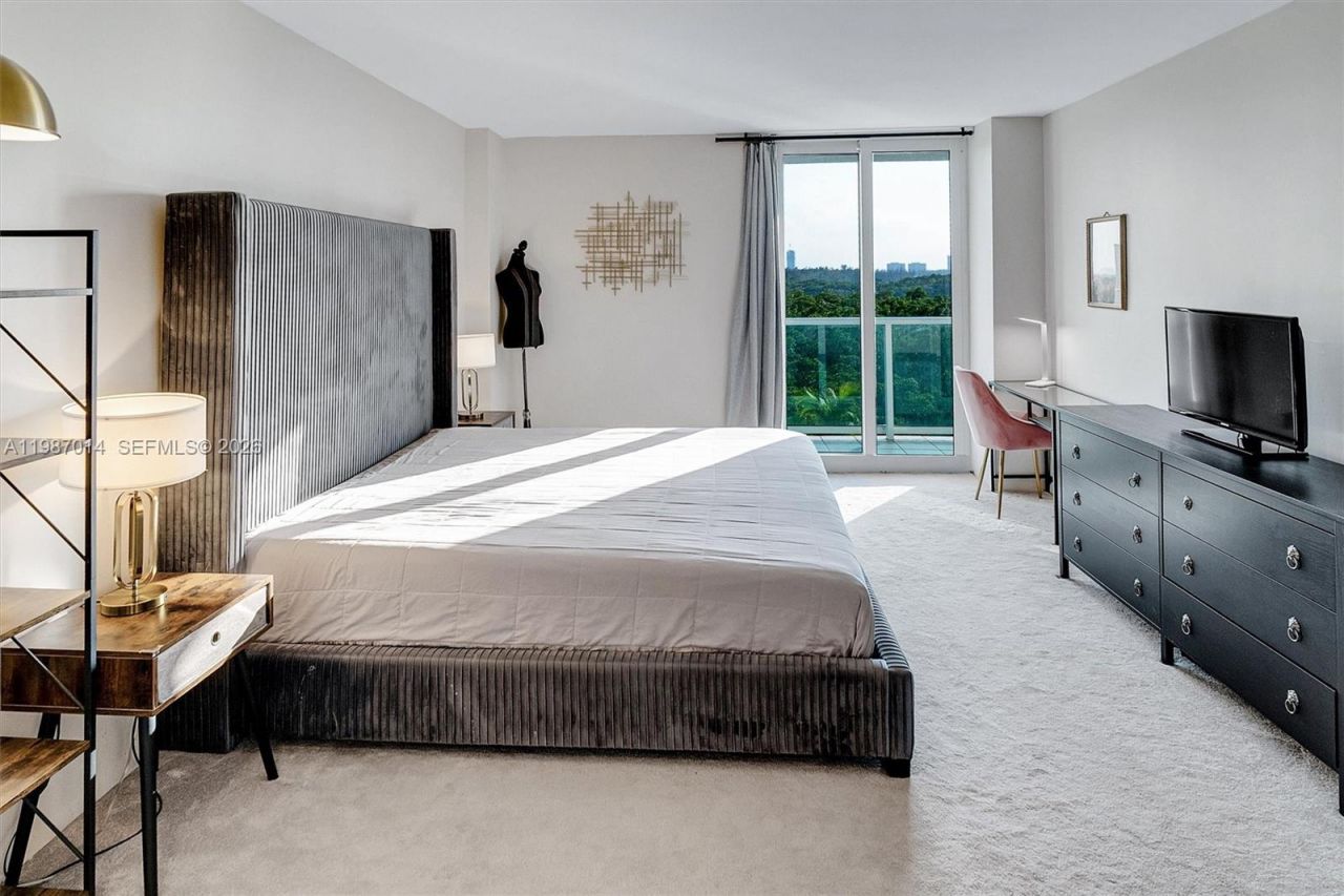 100 Bayview Dr , Unit 617, Sunny Isles Beach, FL 33160 Photo