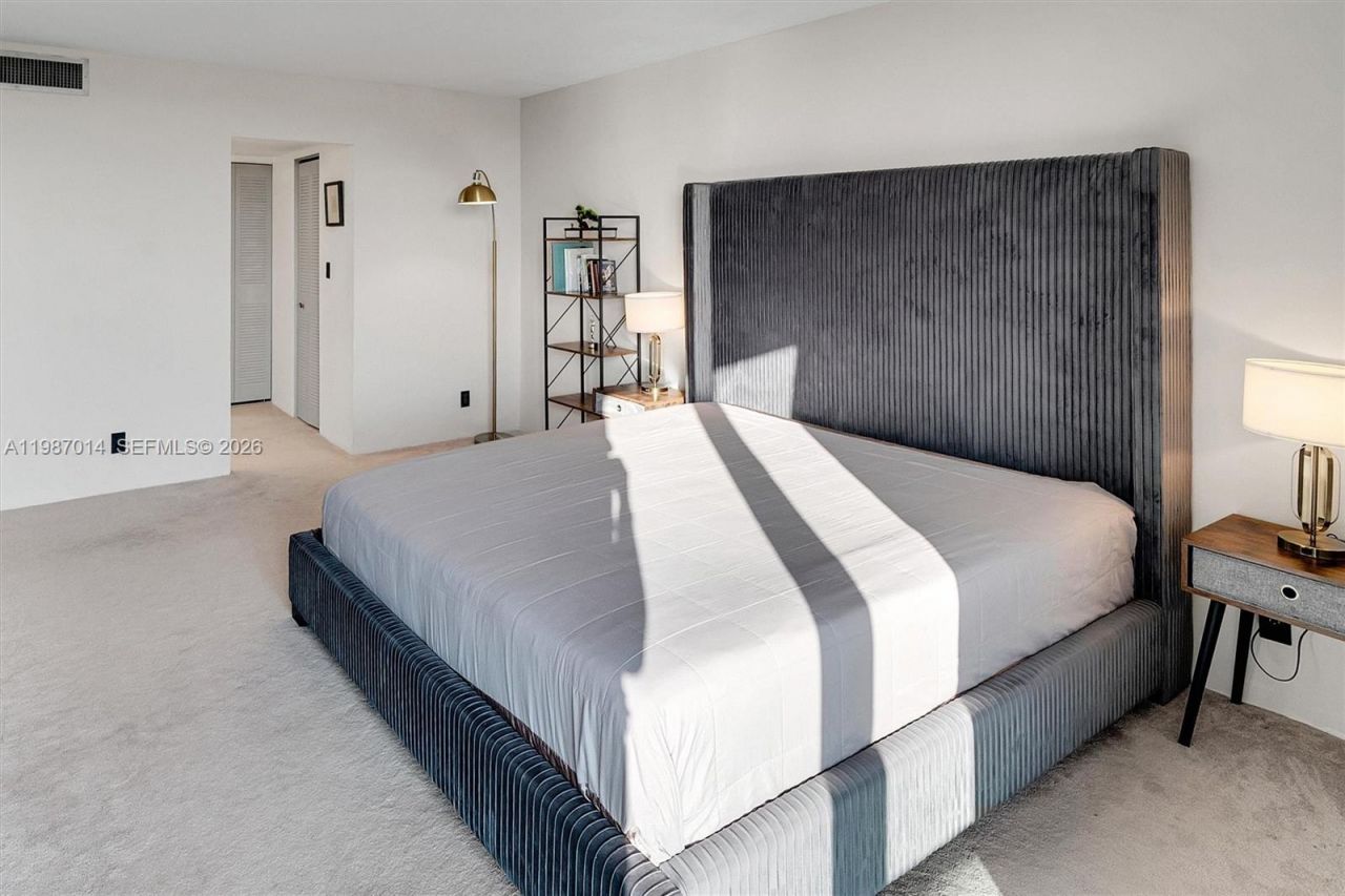 100 Bayview Dr , Unit 617, Sunny Isles Beach, FL 33160 Photo