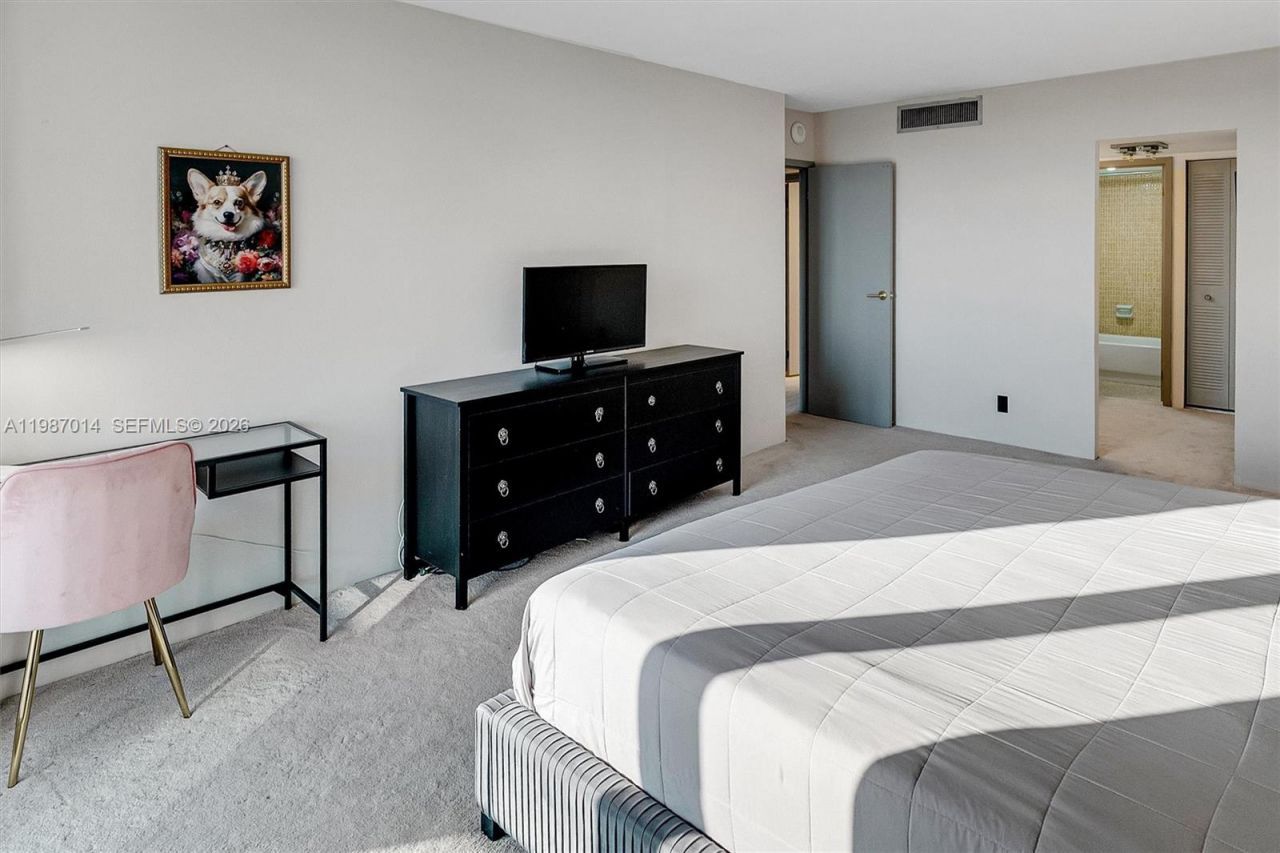 100 Bayview Dr , Unit 617, Sunny Isles Beach, FL 33160 Photo