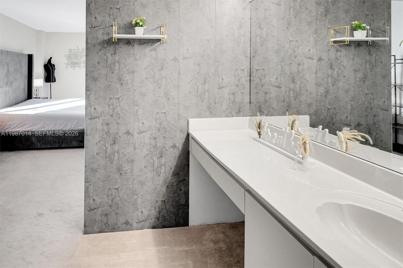 100 Bayview Dr , Unit 617, Sunny Isles Beach, FL 33160 Photo