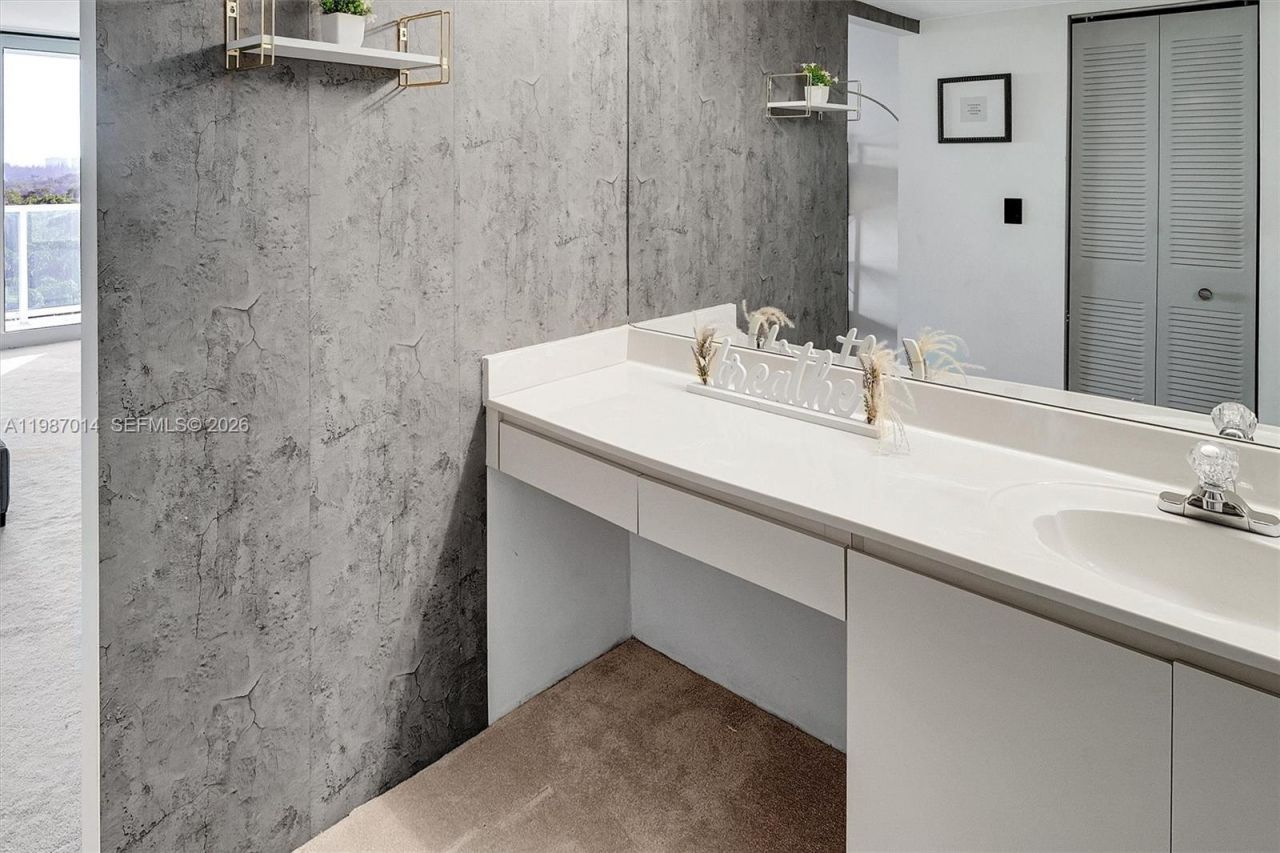 100 Bayview Dr , Unit 617, Sunny Isles Beach, FL 33160 Photo