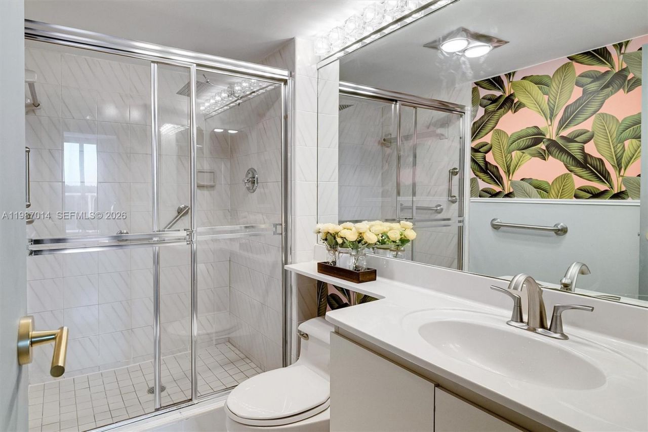 100 Bayview Dr , Unit 617, Sunny Isles Beach, FL 33160 Photo