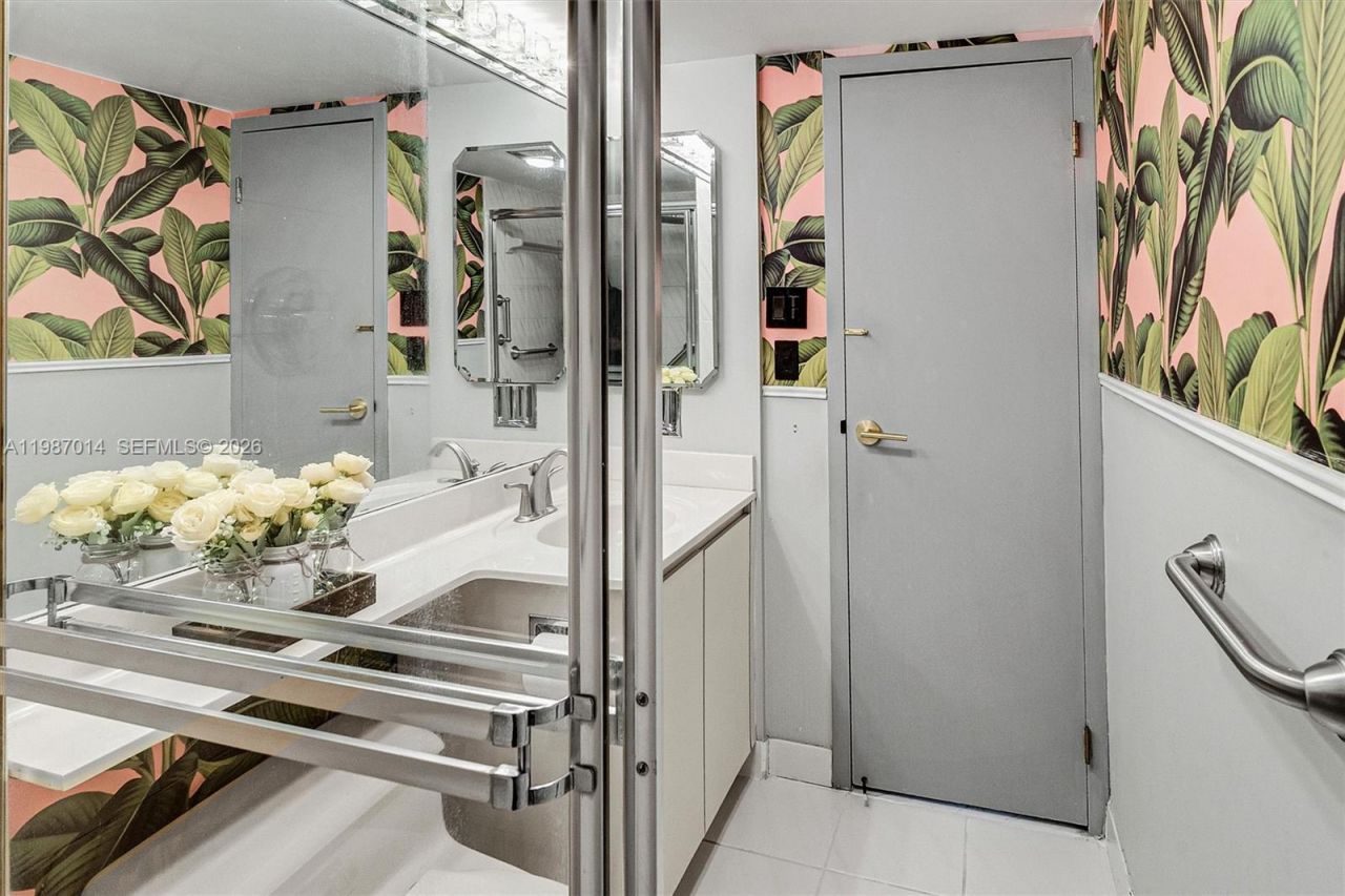 100 Bayview Dr , Unit 617, Sunny Isles Beach, FL 33160 Photo