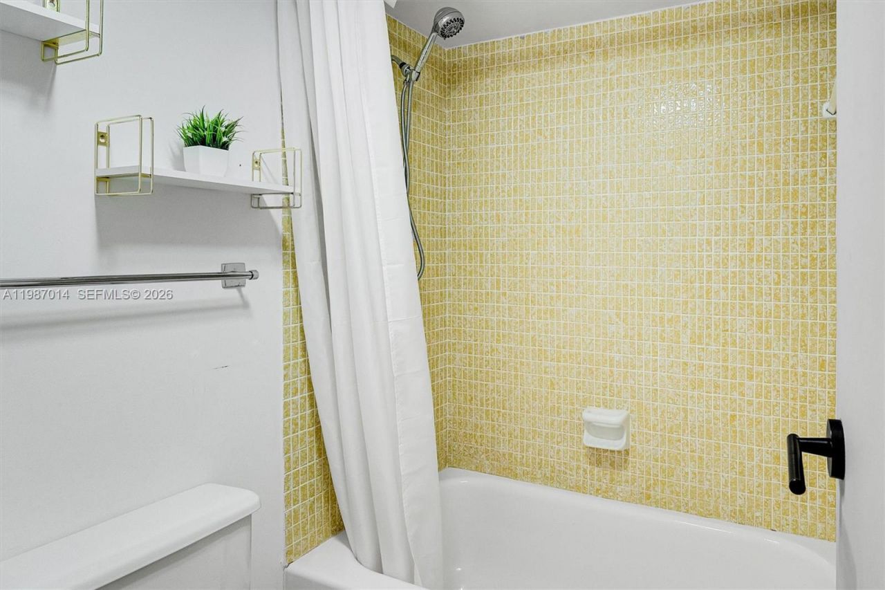 100 Bayview Dr , Unit 617, Sunny Isles Beach, FL 33160 Photo