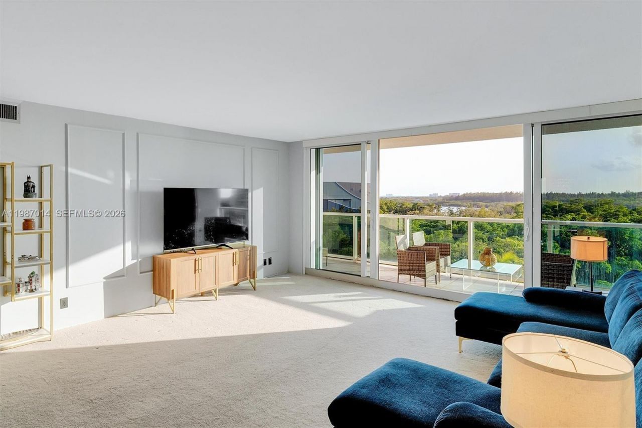 100 Bayview Dr , Unit 617, Sunny Isles Beach, FL 33160 Photo