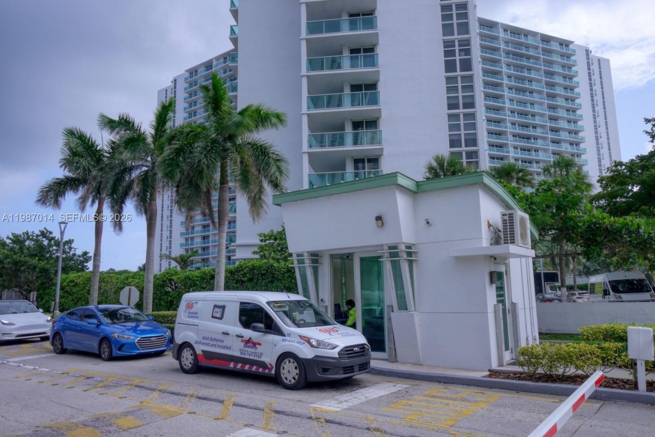 100 Bayview Dr , Unit 617, Sunny Isles Beach, FL 33160 Photo