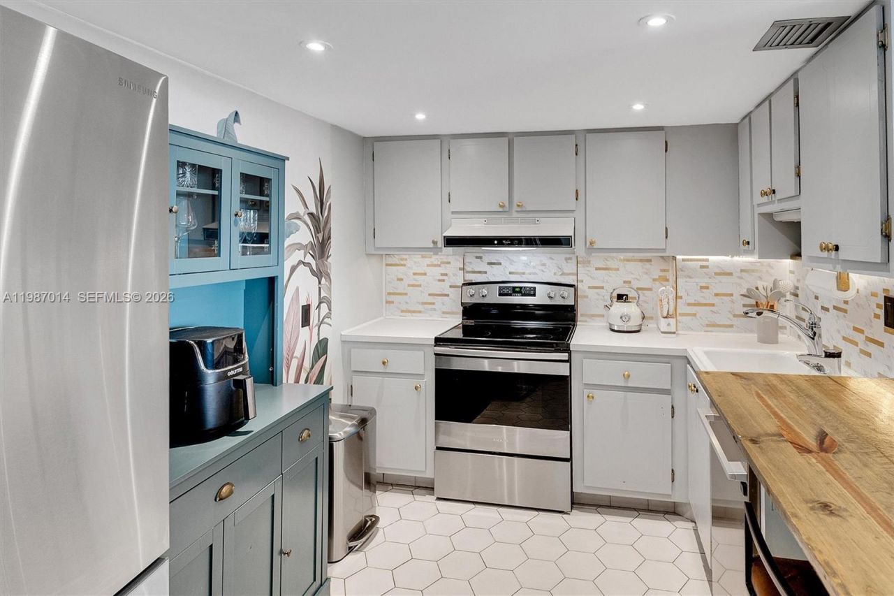 100 Bayview Dr , Unit 617, Sunny Isles Beach, FL 33160 Photo