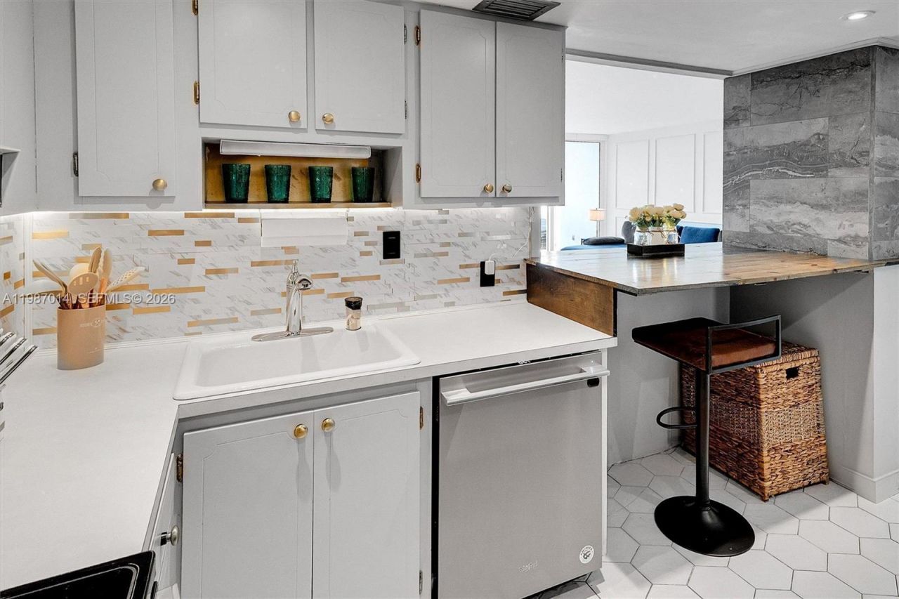 100 Bayview Dr , Unit 617, Sunny Isles Beach, FL 33160 Photo