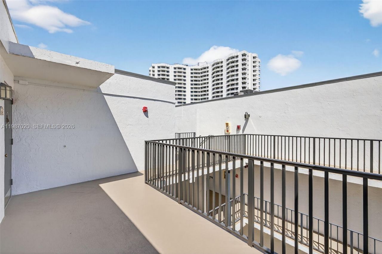 3350 NE 192nd St, Unit 5H-B, Aventura, FL 33180 Photo