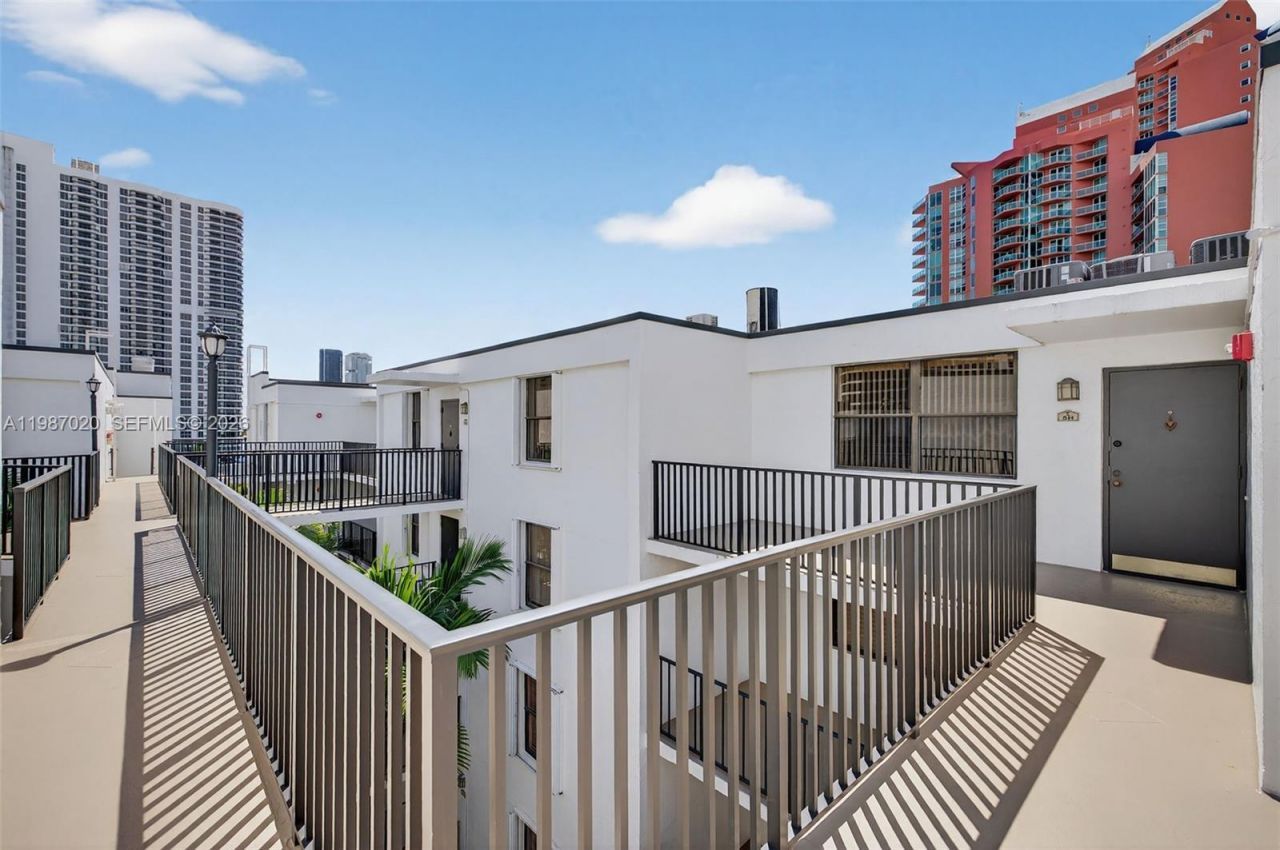 3350 NE 192nd St, Unit 5H-B, Aventura, FL 33180 Photo