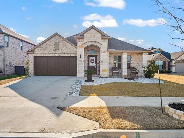 6718 Goldenrain Drive, Venus, TX 76084