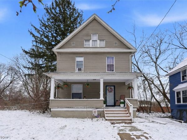 975 Raymond Street , Akron, OH 44307