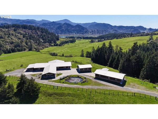 94621 N BANK ROGUE RIVER RD, Gold Beach, OR 97444