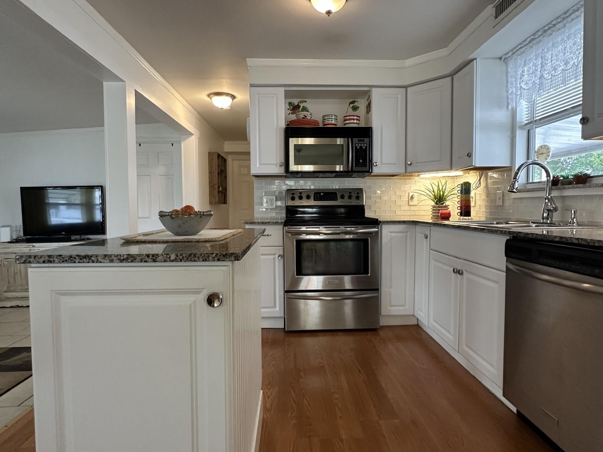 8661 SW 18th Place, Davie, FL 33324 Photo