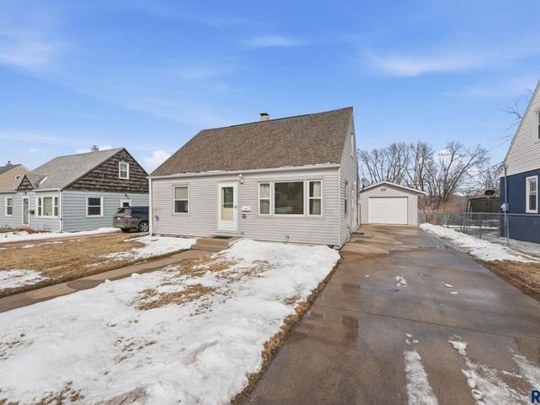 1632 Frederick Dr, Sioux Falls, SD 57105