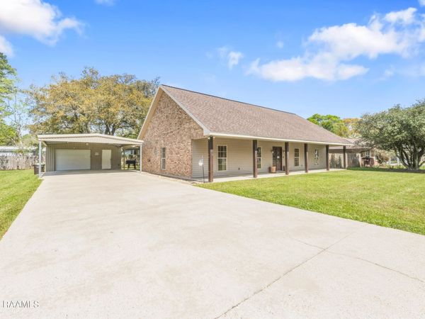 746 Sidney Drive , Breaux Bridge, LA 70517