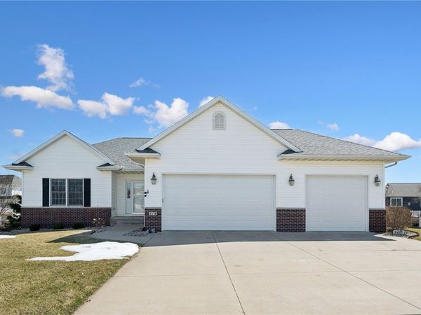 418 Prairie View Drive, Fairfax, IA 52228