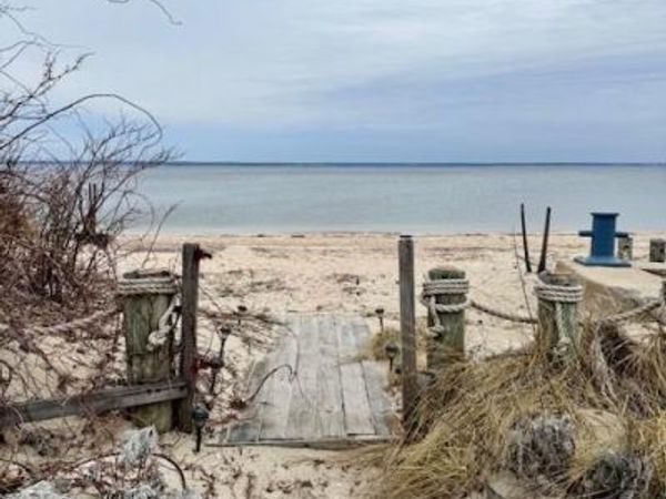 9 Greenwich Avenue , Bayville, NY 11709