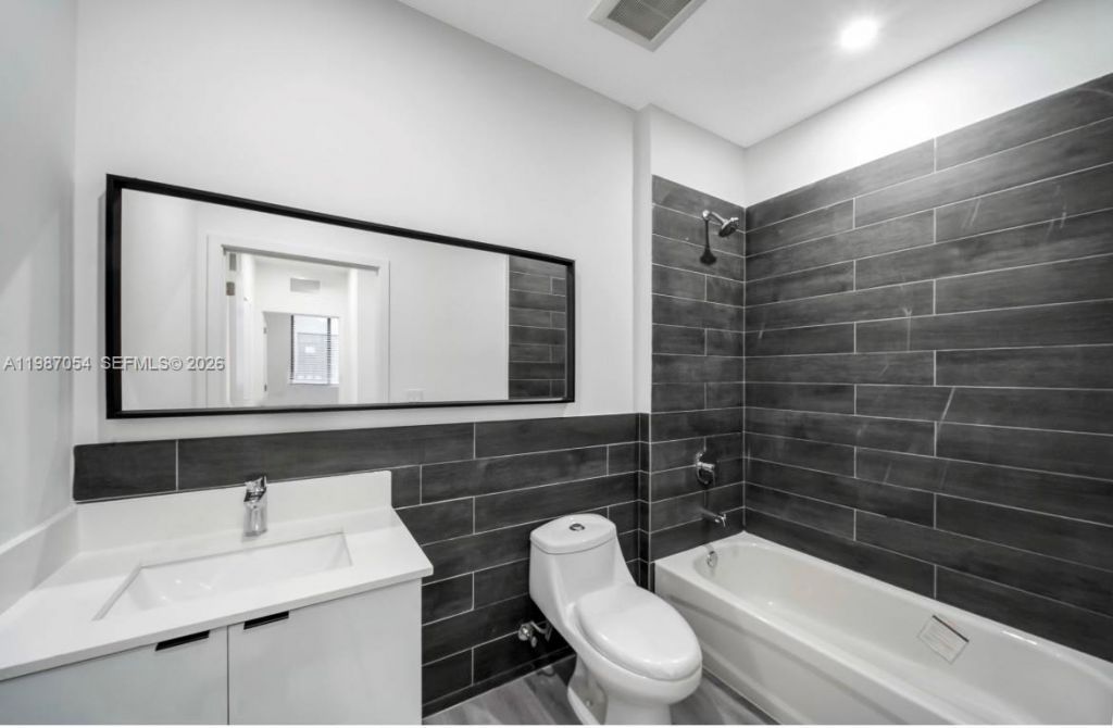 853 E 24th St, Unit 304, Hialeah, FL 33013 Photo