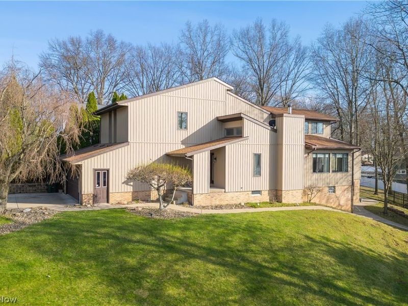 5124 Beachview Circle NW, Canton, OH 44708 Photo 2