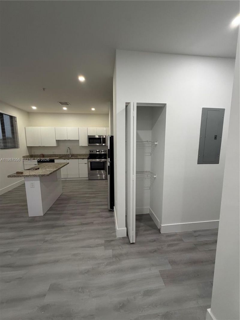 859 E 24th St, Unit 404, Hialeah, FL 33013 Photo