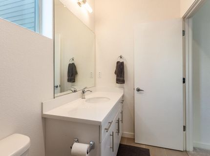 191 Log Pond Ln, Sacramento, CA 95818 Photo