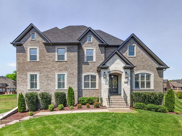 1014 Keeneland Dr, Gallatin, TN 37066